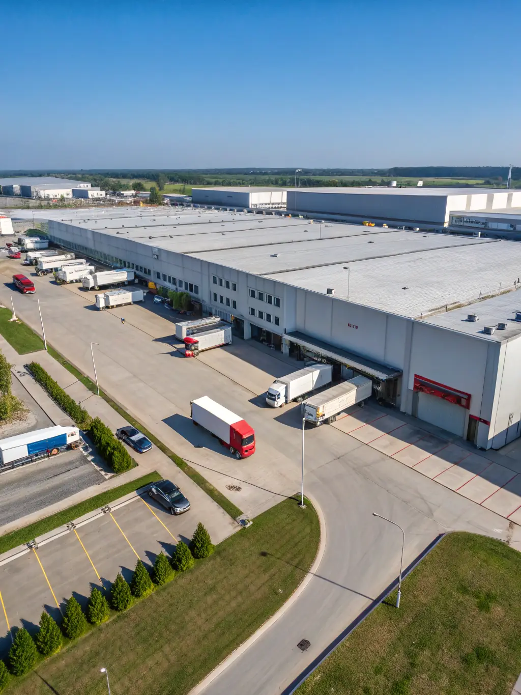 An aerial view of a large-scale industrial warehouse facility constructed by ObraElite, emphasizing the scale, efficiency, and strategic location.